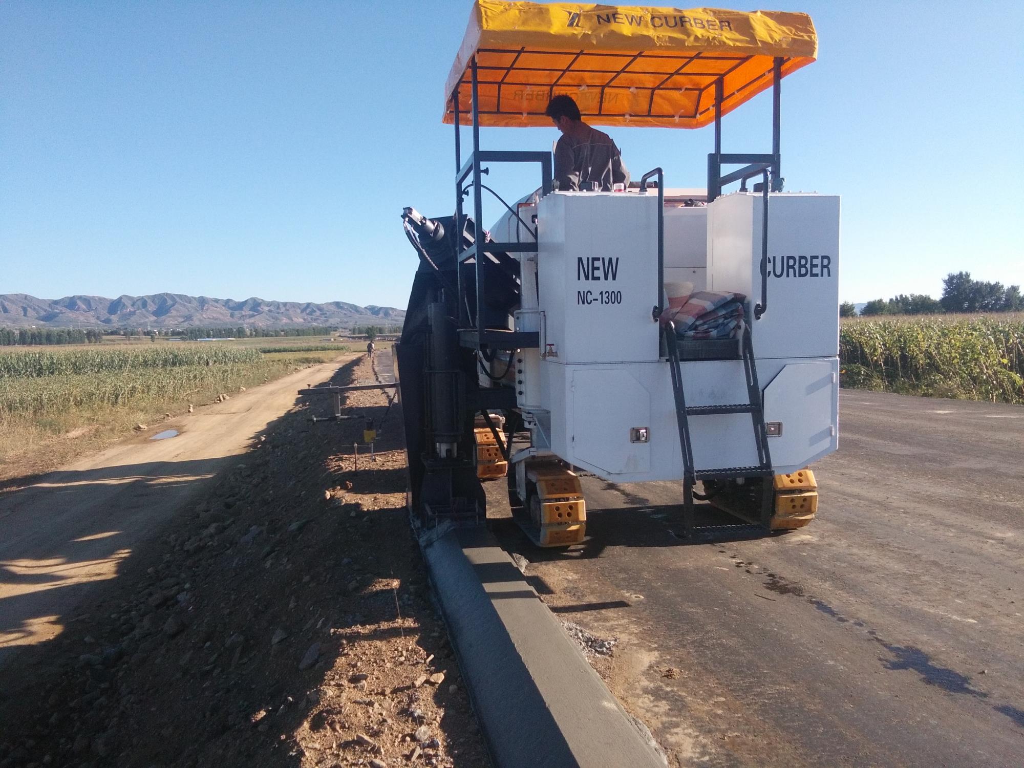 使用混凝土路緣石滑模機滑模攤鋪節(jié)省了不少人力財力，值得推薦！