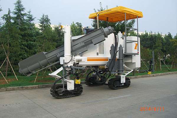 為了不影響路緣石滑模機(jī)的正常使用，要定期保養(yǎng)和維護(hù)路緣石滑模機(jī)