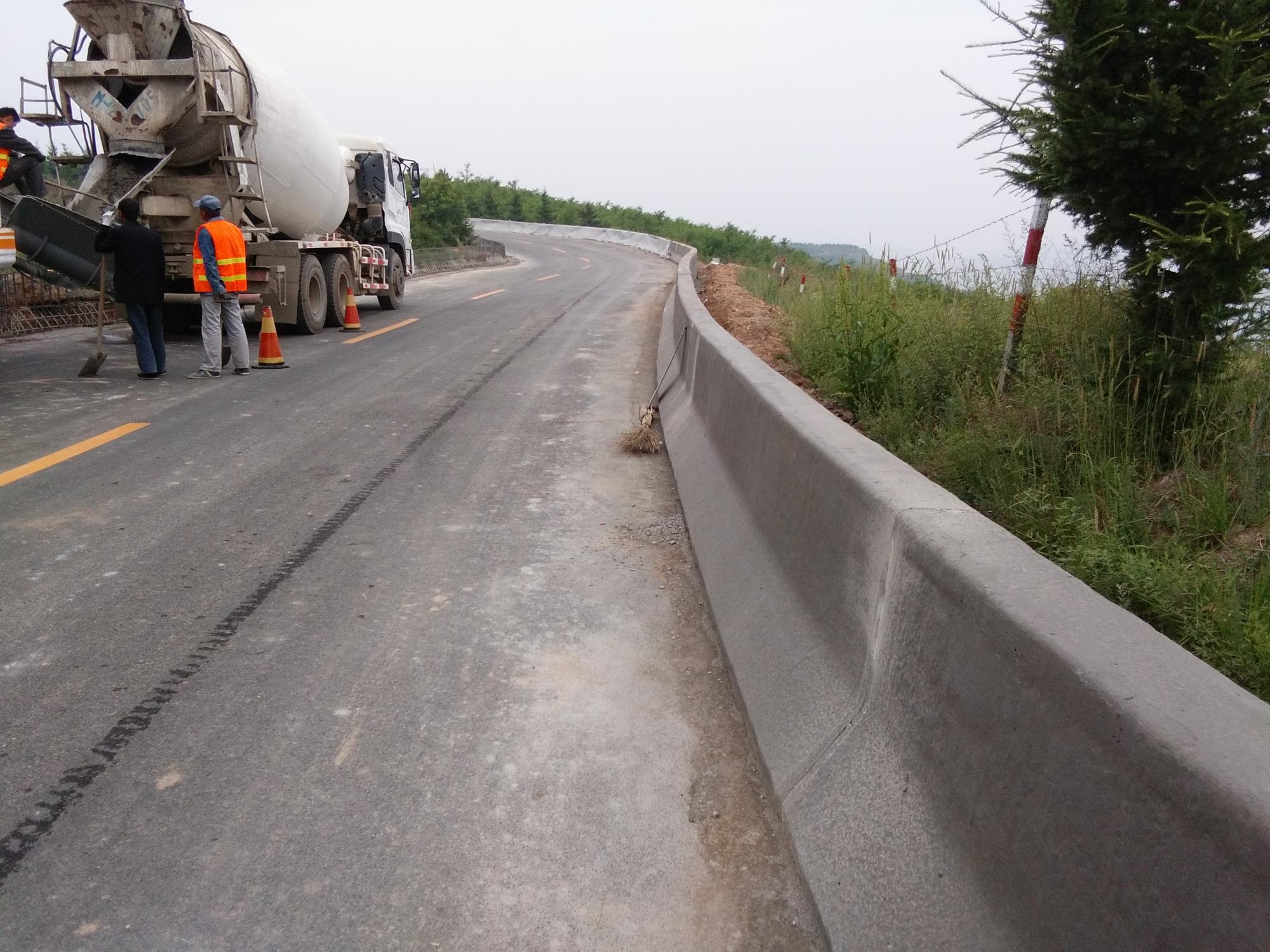 路緣石滑模機(jī)使用方便，混凝土滑模效率高，易于維修