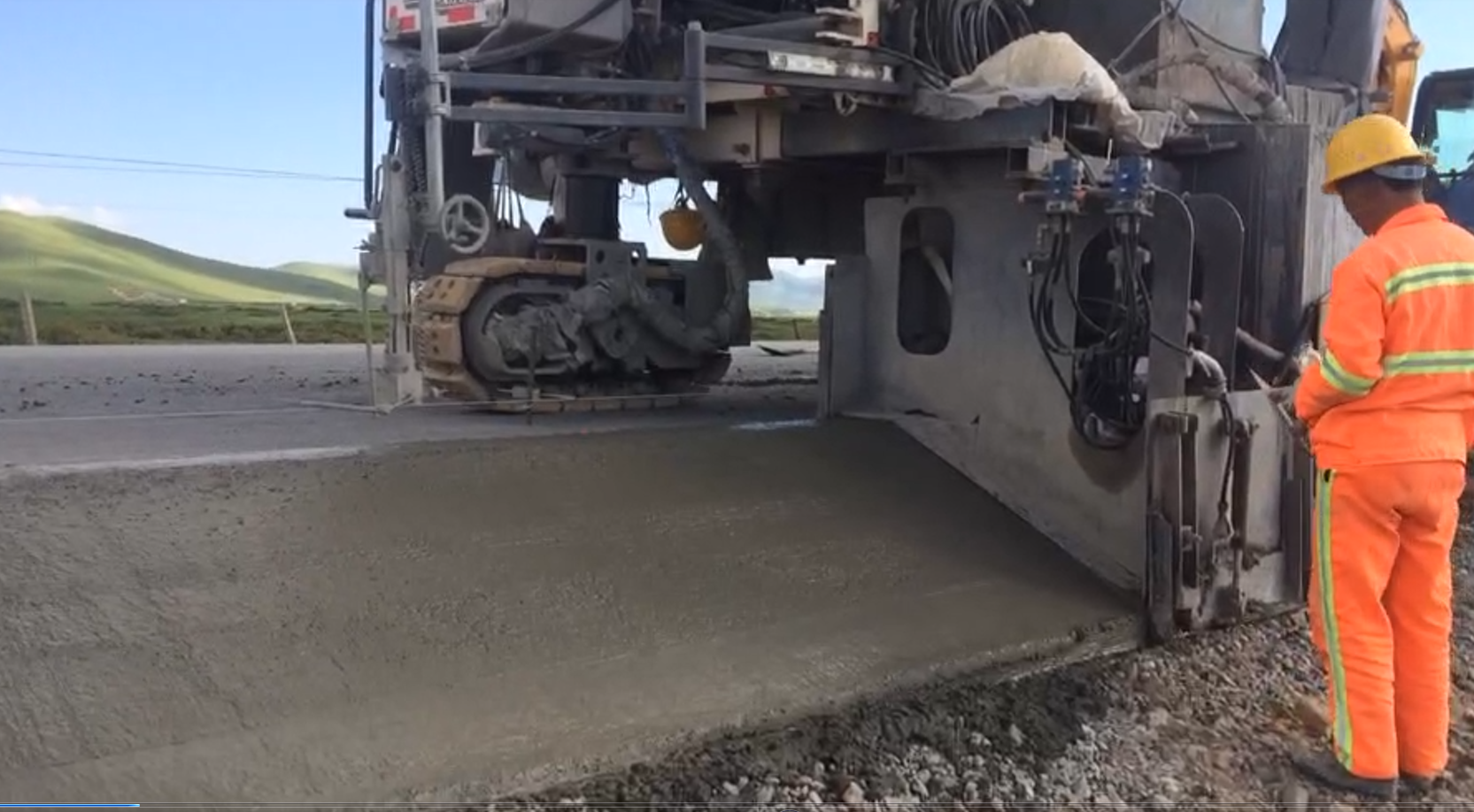 春、秋季多風(fēng)天氣路緣石滑模機滑模施工注意事項