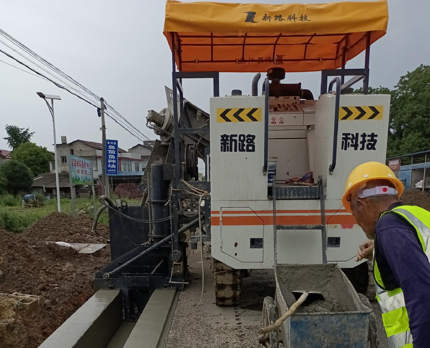 G353慈利至張家界城區(qū)公路排水溝滑模一次性成型，滑模施工效率高